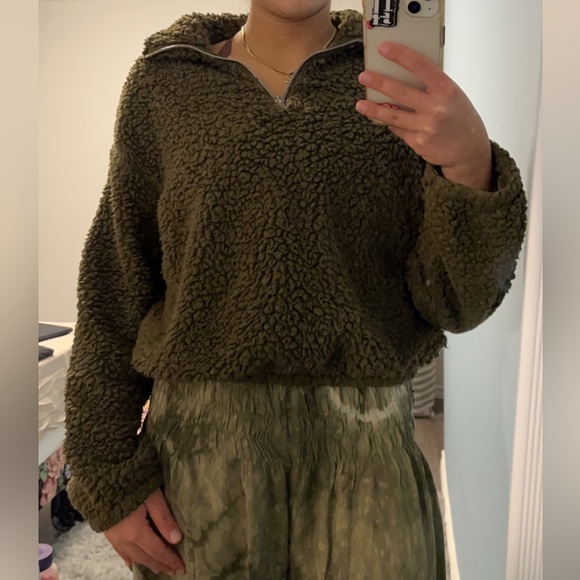 It’s fluffy and the fitting is very comfortable and cozy and almost new - Picture 5 of 5